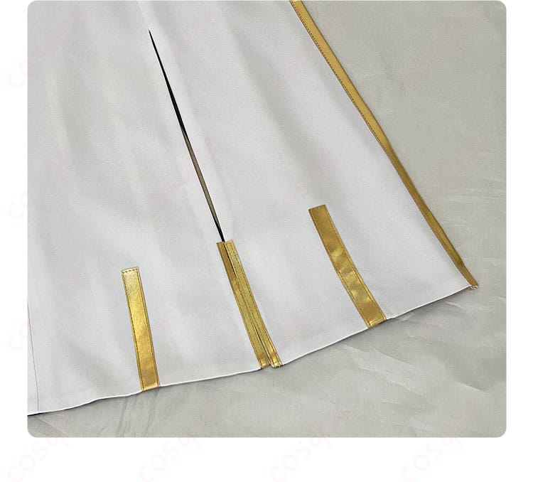 スカートの裾の装飾がしっかり写った画像。コスプレ衣装の細かいディテール。