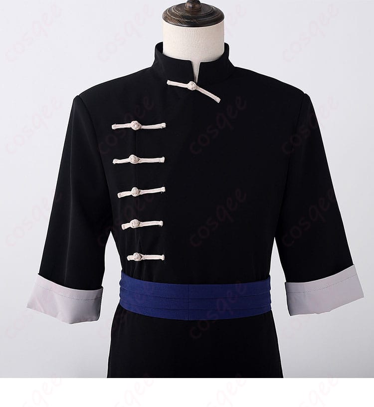 コスプレ衣装の門襟ボタン装飾の細部。神威の衣装の前部分のボタン装飾がアップで表示されています。