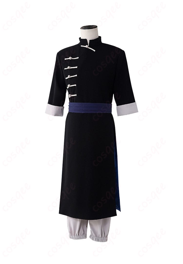 コスプレ衣装の前面装飾の細部。神威の衣装の前面に施された細かな装飾が強調されています。