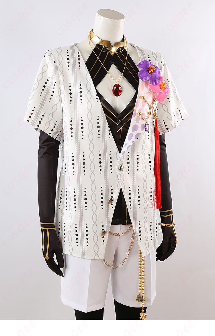 カルナのコスプレ衣装に合わせたネックレスの装飾細部、繊細なディテールをチェック