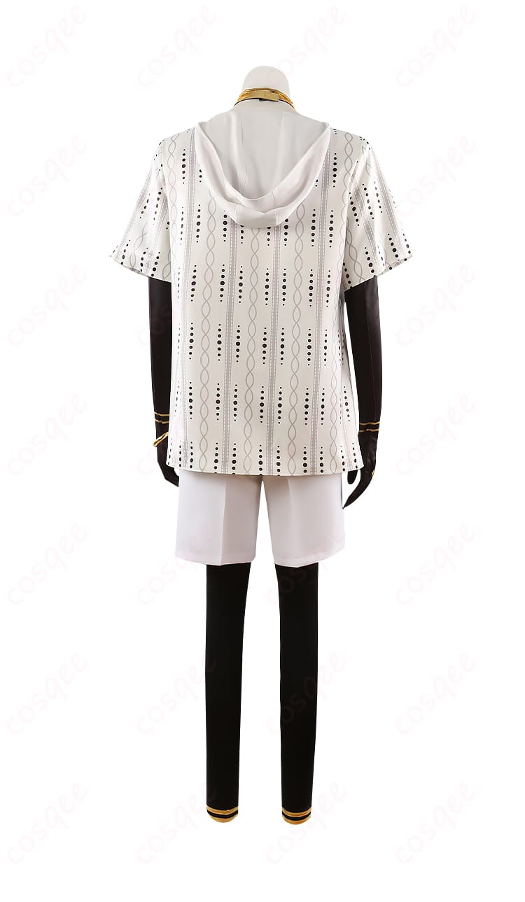 背面のデザインと仕上がりを確認できるカルナのコスプレ衣装