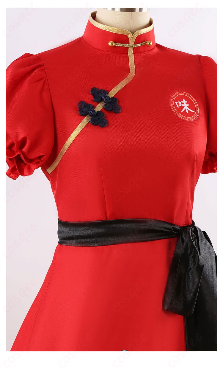 服の襟と斜めのボタン装飾、朱城ルミのコスプレ衣装のディテール。