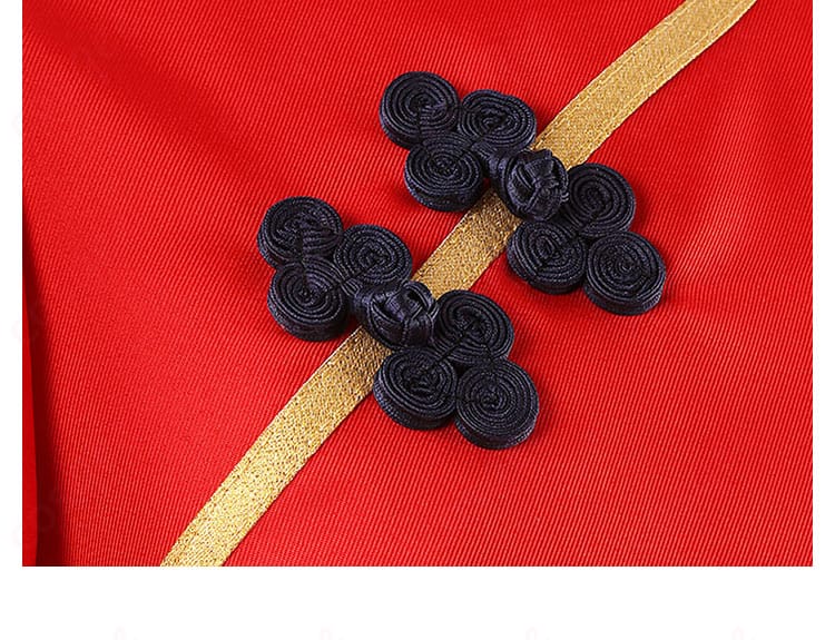 ボタン装飾の詳細、朱城ルミのコスプレ衣装のボタンのディテール。