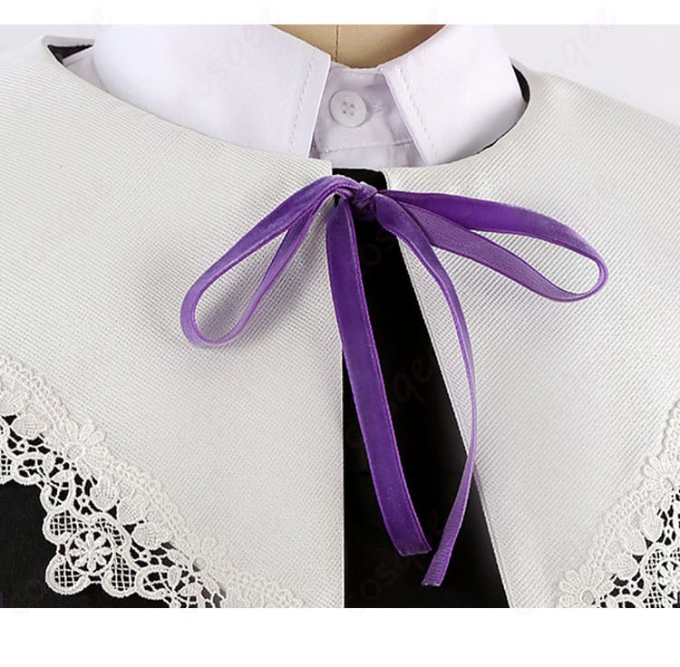 服の領口と系绳装飾の細部。衣装の精密な仕上げが魅力的。