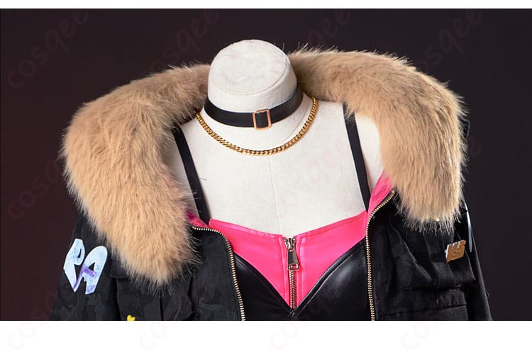 美しい襟元とネックレス、細部にまでこだわりを感じるデザイン。