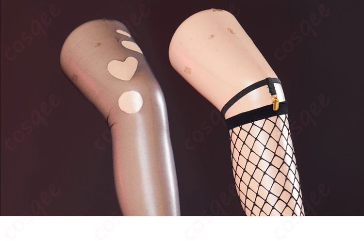 足元のストッキング、キャラクターにぴったりなファッションアクセント。