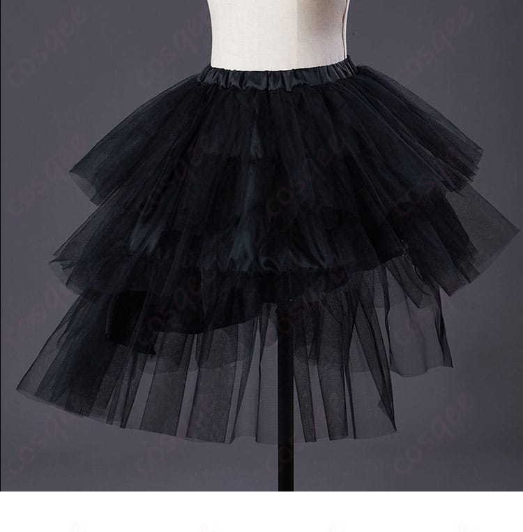 スカート装飾の詳細。スカートの美しいデザインと装飾が目を引く。