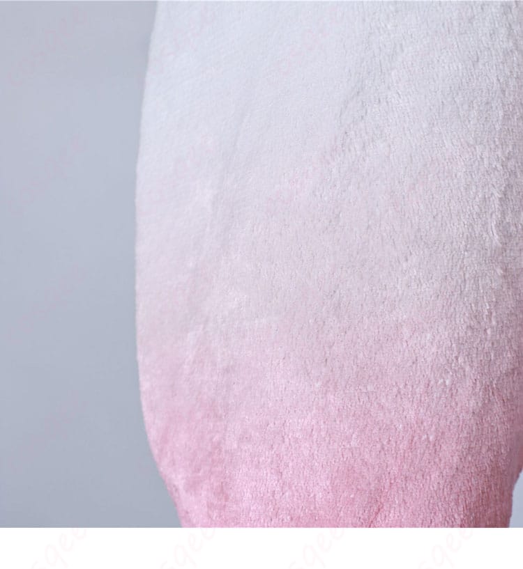 衣裾装飾の細部画像。繊細な裾のデザイン。