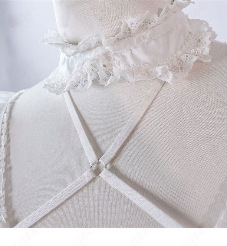 胸前装飾の細部画像。胸元の華やかなデザイン。