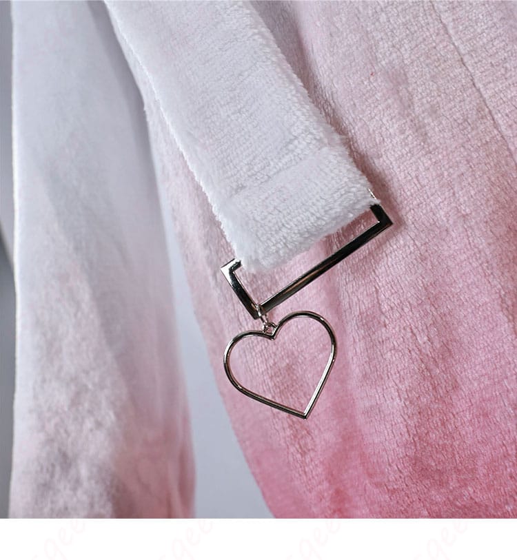 衣袖装飾の細部画像。袖口の装飾にこだわったディテール。