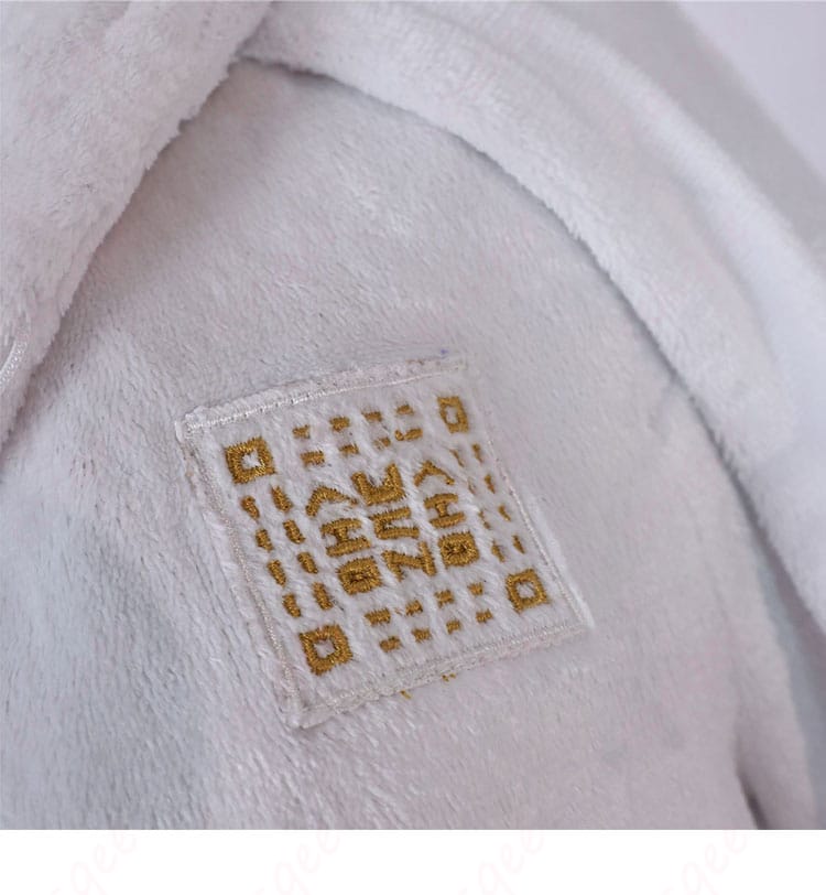 衣帽のリボンハート装飾の細部画像。可愛らしいリボン装飾。