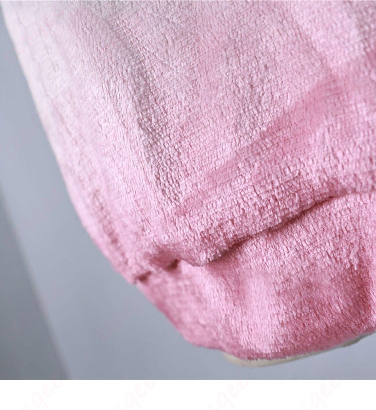 衣装チェーンの細部画像。エレガントなチェーン装飾。