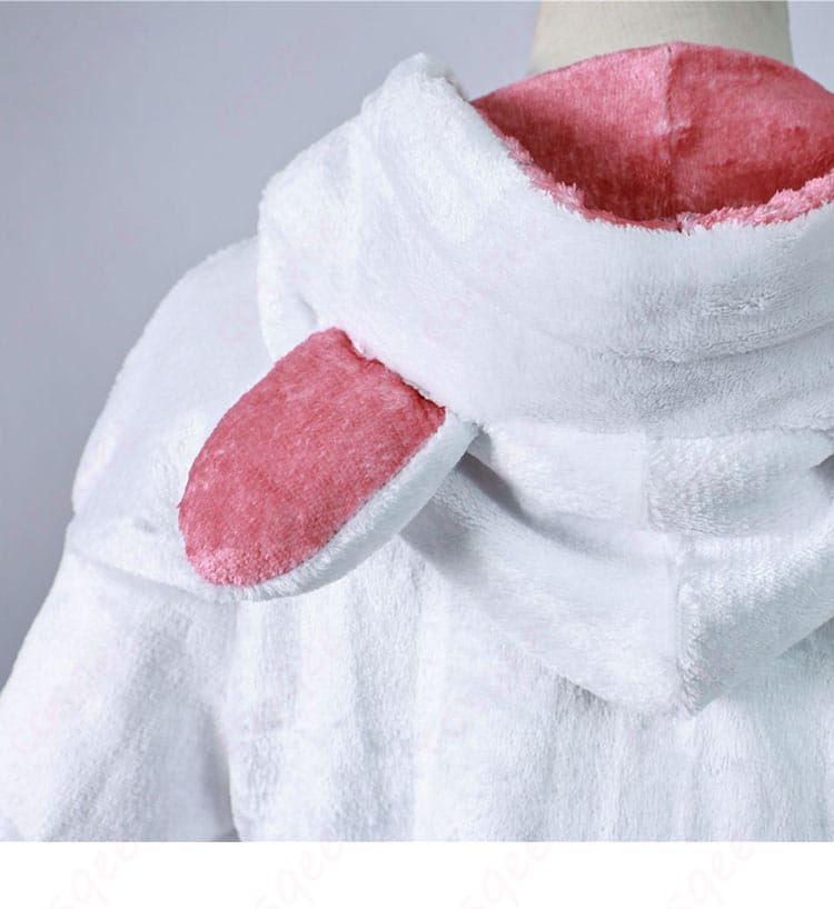 スカートの背面装飾の細部画像。後ろ姿のデザインの美しさ。