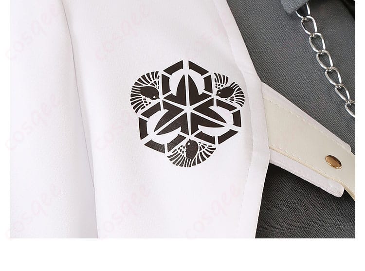 右胸前の刺繍や装飾の細部