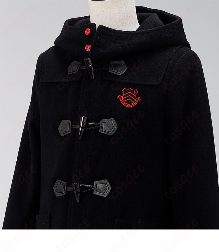 雨宮蓮の冬服コスプレ衣装(コート)の胸元の装飾が細かく映し出された画像。キャラクターの特徴的なデザインを再現しています。