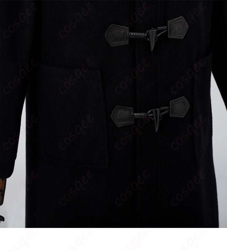 コートの門襟部分のデザインが詳しく写された画像。細部にまでこだわりを感じさせる装飾です。