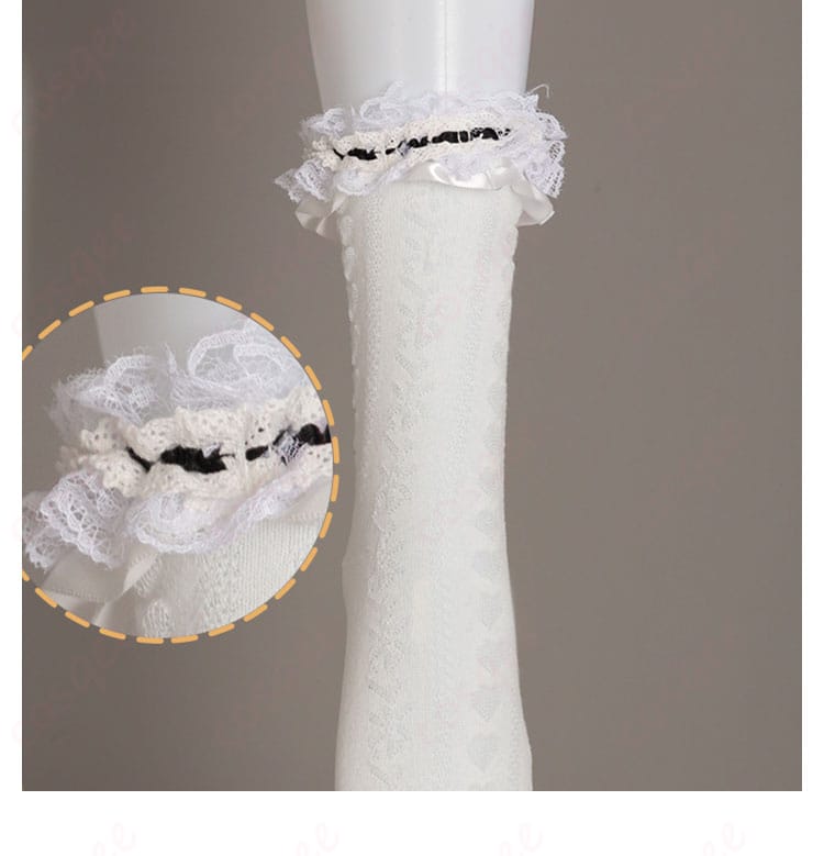 コスプレ衣装の靴下の装飾の詳細画像。足元までしっかりと再現され、完成度が高い。