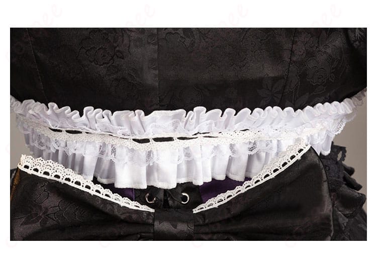 腰間の装飾が詳細に映ったコスプレ衣装。コルセットベルトの美しいデザインが特徴。