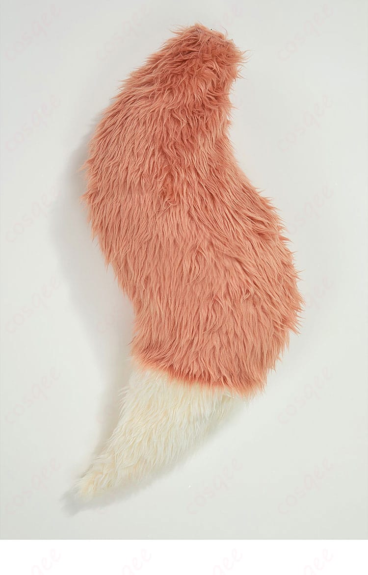 尾の装飾ディテール:ホロのコスプレ衣装の尾部に施されたデザインと装飾。