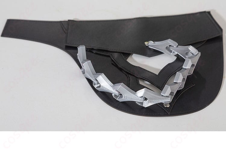 モゼ コスプレ衣装の腰飾りの装飾。個性的なデザインが全体を引き締めます。