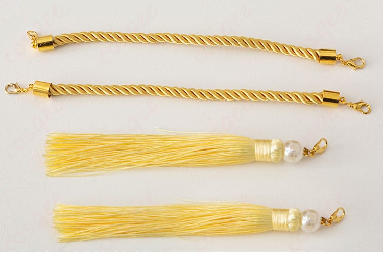 衣装の肩部分に施された流苏装飾のディテール画像。華やかな仕上がり。