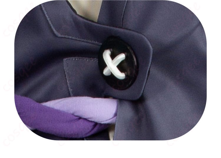 服装背面のバックル装飾ディテール画像 - カカワーシャ コスプレ衣装背面のバックルデザイン