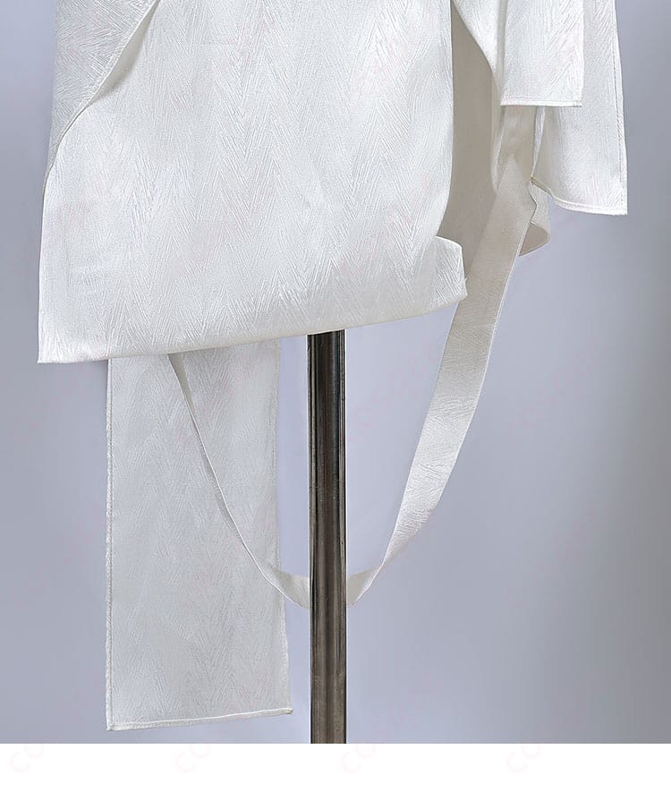 衣裾の装飾ディテール。裾に施された花の刺繍が特徴的なデザイン。