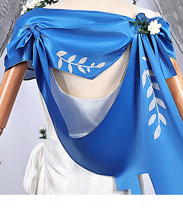 衣服背面の装飾ディテール。後ろ姿のデザインも目を引く美しい仕上がり。