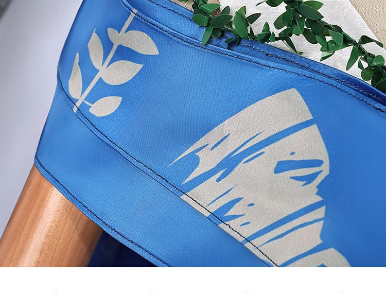 衣襟の装飾ディテール。繊細な刺繍が施された衣襟のアップ写真。