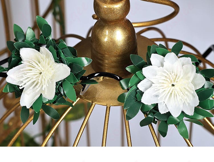 髪飾りの装飾ディテール。エレガントな花柄のデザインが特徴。