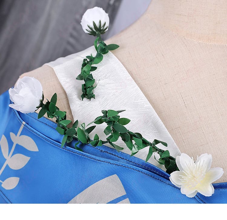 衣襟と肩の装飾ディテール。高級感のある仕上がりが魅力的。