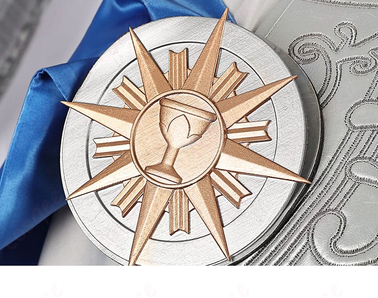 右肩の飾りのディテール - エダ・メスマー衣装の肩飾り