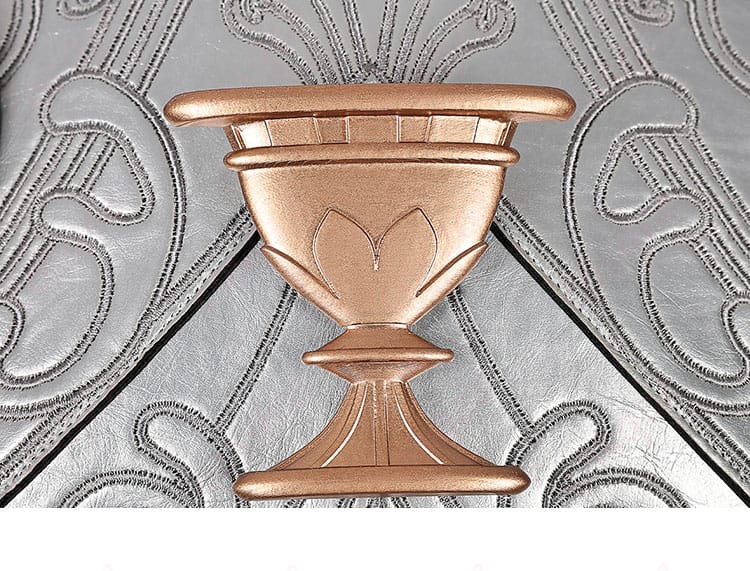 胸元の飾りのディテール - 胸元の装飾と細かい刺繍