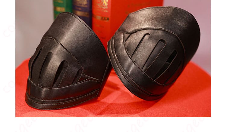 膝鎧装飾のディテール - セフィロスのコスプレ衣装の膝鎧部分の詳細。