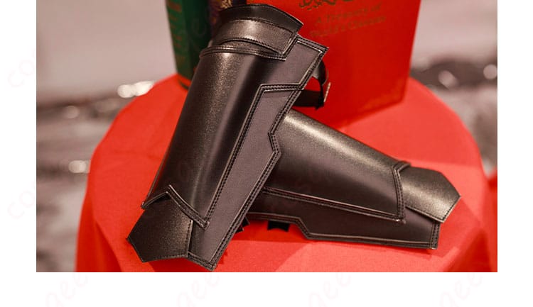 手鎧装飾のディテール - セフィロスの手鎧部分に焦点を当てたディテール画像。