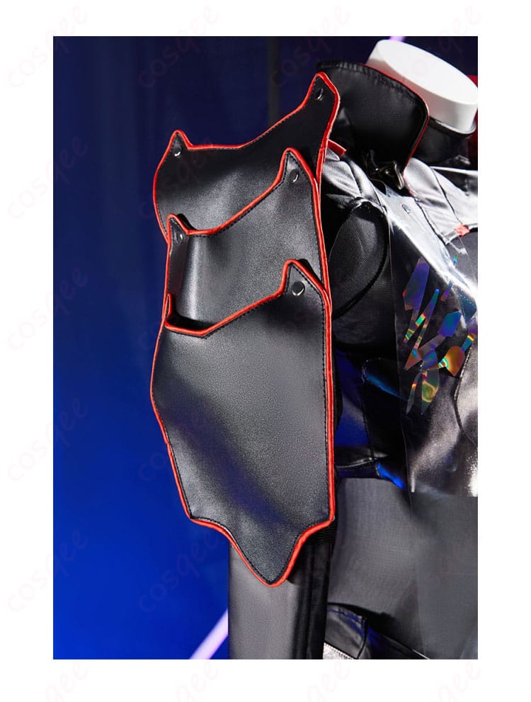 勝利の女神:NIKKE 紅蓮(ピルグリム) ブラックシャドウ コスプレ衣装 - 右肩の装飾のアップ画像。細かい刺繍や装飾のディテール。