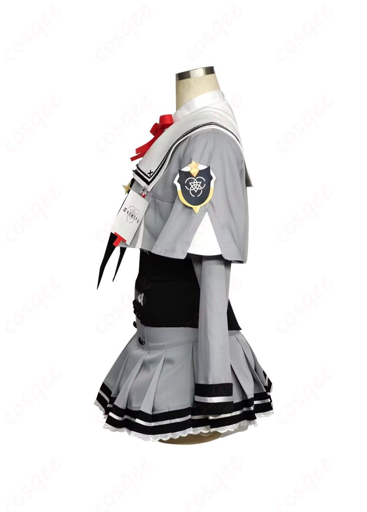 守月スズミのコスプレ衣装、左側のディテール。精緻な刺繍と細かいアクセサリーの再現。