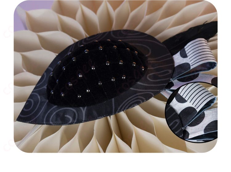 ツイステリドル・ローズハートのコスプレ衣装に付属する発飾のディテール。精緻な仕上がり。