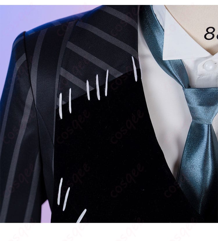 ツイステリドル・ローズハート衣装の右胸部分に施された精巧な装飾。作品の特徴を忠実に再現。