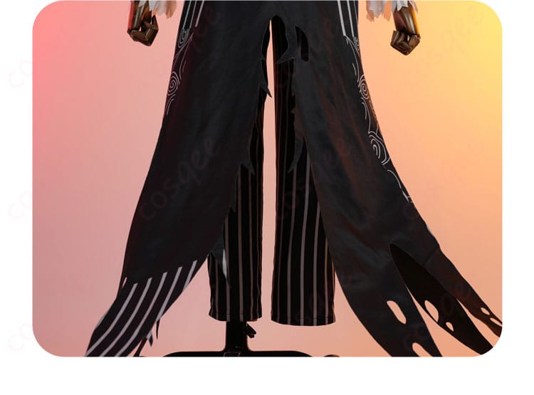 コスプレ衣装の背面、衣裾部分の詳細。豪華なデザインと高い再現度。