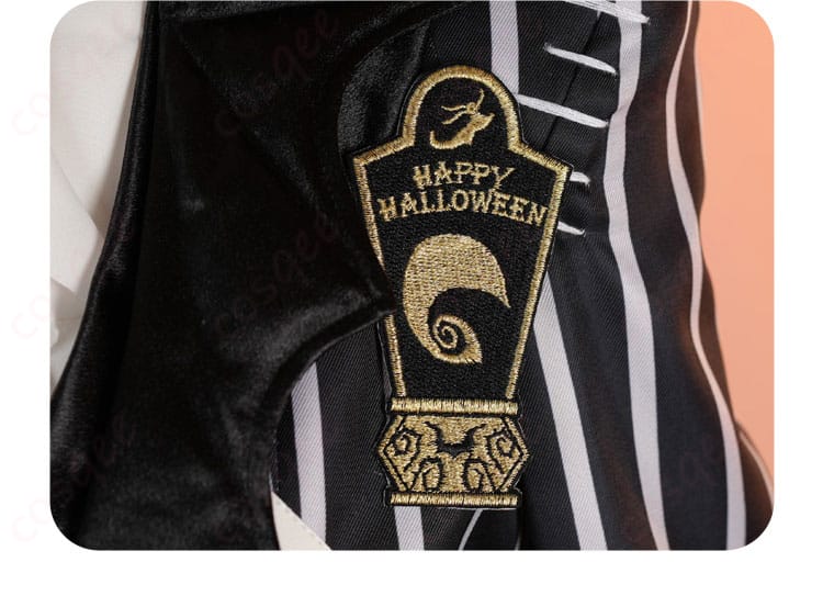 スカリー・J・グレイブスのコスプレ衣装、胸前のエンブレム装飾の詳細。