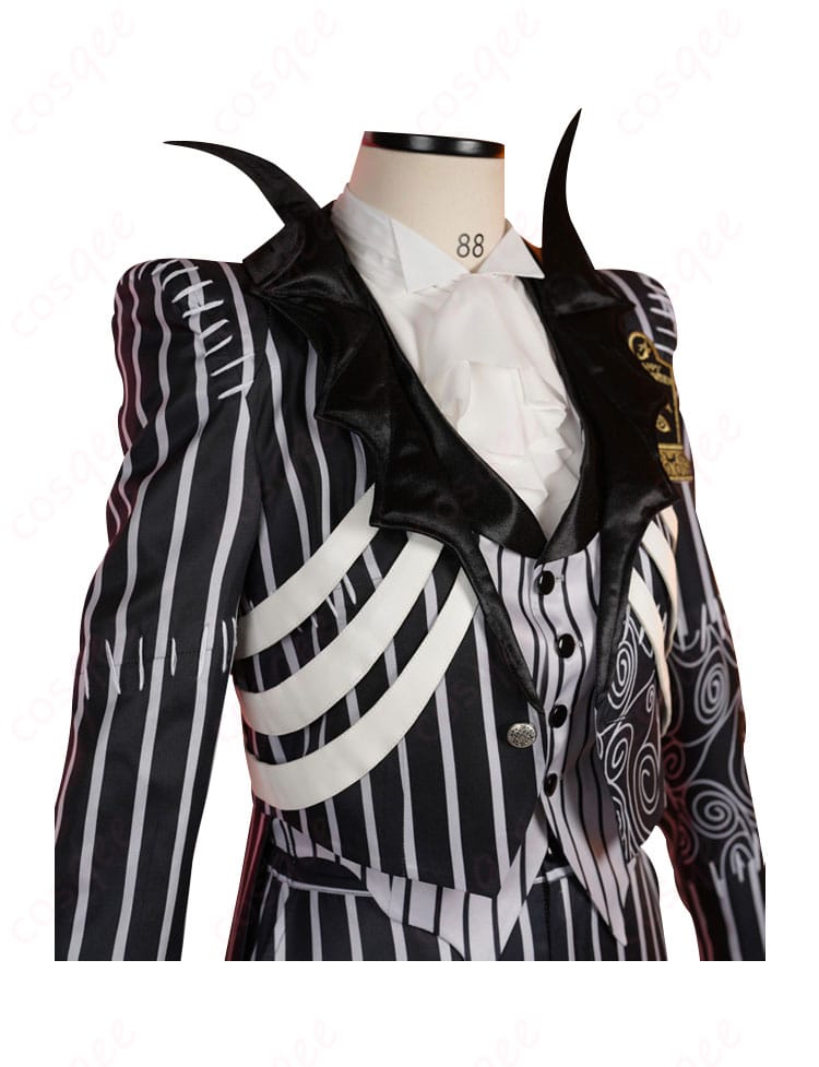 コスプレ衣装の右側装飾。ツイステ版の華やかなデザインが再現。