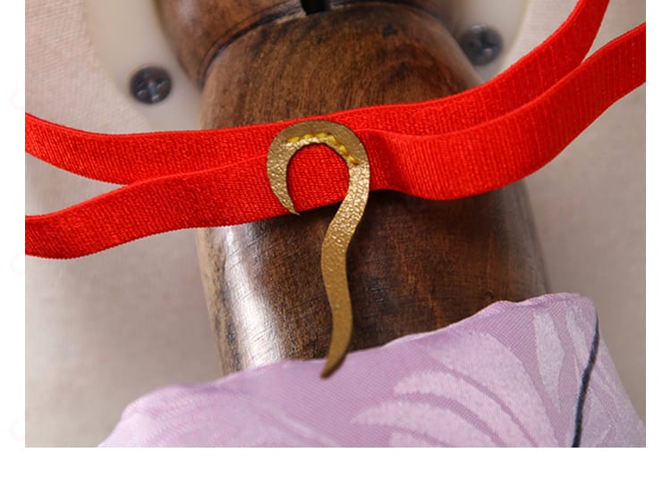 コスプレ衣装の右肩部分の装飾、完璧に再現されたデザイン。