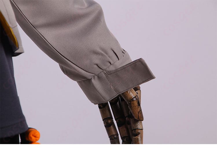 コスプレ衣装の袖部分のディテール、フェニックスの特徴を反映。