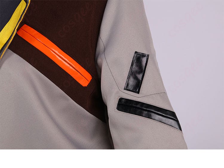 左肩袖の装飾部分、細部まで再現されたデザイン。