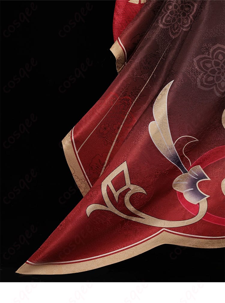 スカートの裾に施された装飾、衣装の華やかさを引き立てる。