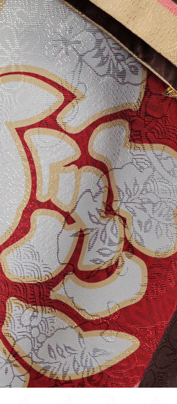 袖裾の装飾、細部にこだわった素敵なディテールが見逃せません。