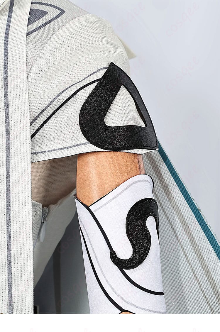 ヴィタのコスプレ衣装の右肩装飾、装飾の細部が美しく再現されたデザイン。