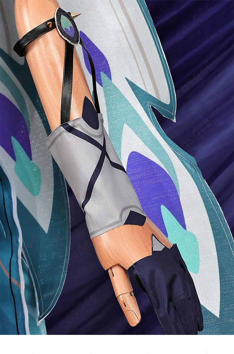 ヴィタのコスプレ衣装の左腕飾りと手袋装飾、細部に至るまで高い再現度を誇る。