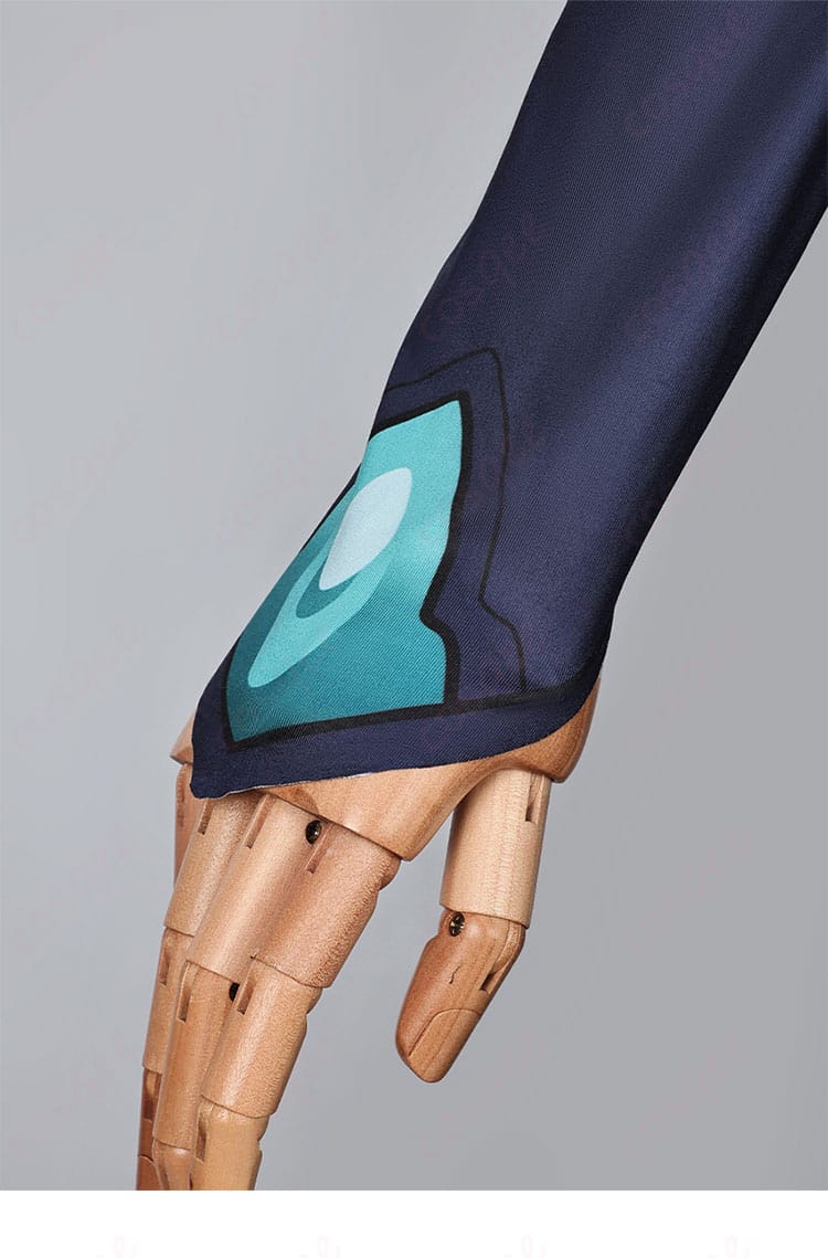 ヴィタのコスプレ衣装の右袖カフス装飾、袖口の装飾が衣装にアクセントを加える。